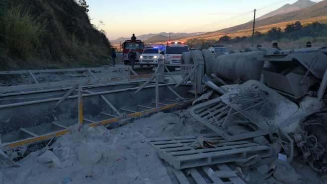 Un tráiler que transportaba cemento volcó en el km 33 de la ruta a El Salvador, en la vuelta conocida como "el Chilero".