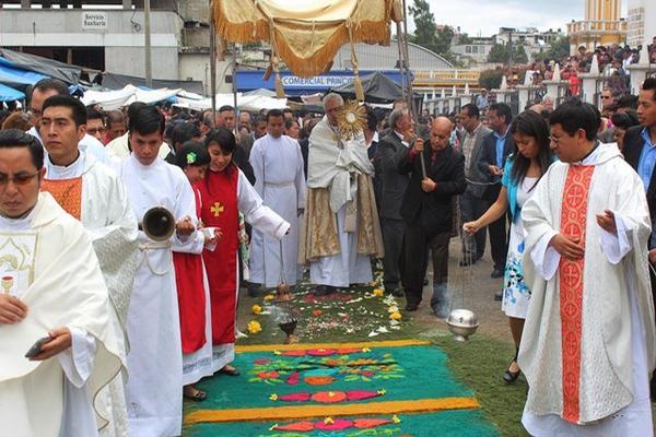 Monseñor Gonzalo de Villa porta el Santísimo Sacramento, en la procesión del Corpus de Patzún. (Foto Prensa Libre: José Rosales)