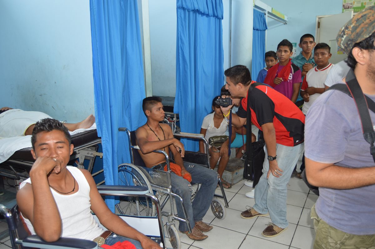 Heridos son atendidos en centro asistencial de Zacapa, luego de choque de camión. (Foto Prensa Libre: Víctor Gómez)