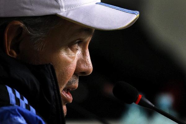 El técnico Alejandro Sabella aceptó que sus dirigidos tienen que mejorar en varios aspectos. (Foto Prensa Libre: AFP)