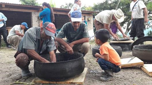 Campesinos del Corredor Seco son beneficiados con el proyecto que impulsa la Fundación Equinos Sanos para el Pueblo. (Foto Prensa Libre: Cortesía)