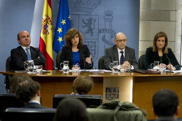 Los Ministros   Luis de Guindos, de Economía; la vicepresidenta,  Soraya Sáenz;  Cristóbal Montoro, de Finanzas; y   María  Banez, de Trabajo. (Foto Prensa Libre: AFP)