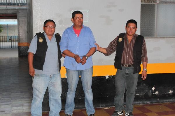 El detenido es sindicado de robo. (Foto Prensa Libre: Edwin Paxtor)