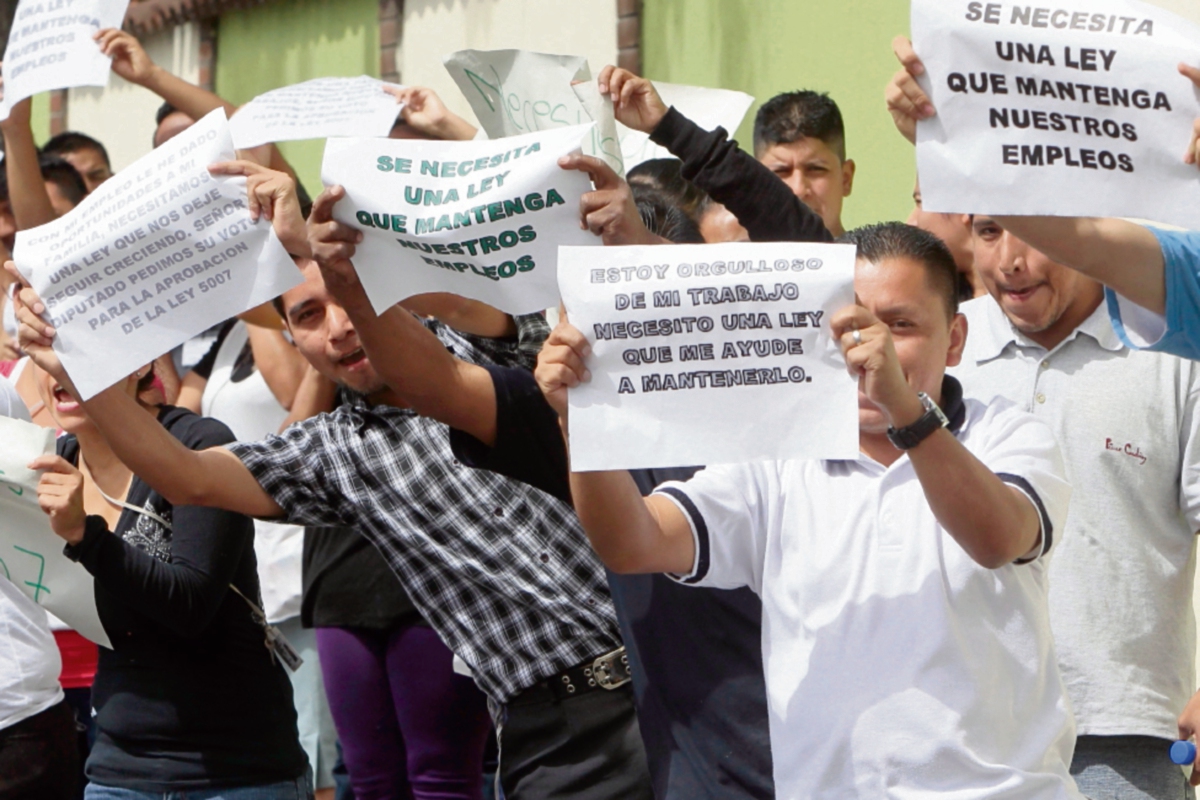Supuestos trabajadores de maquilas acudieron en varias ocasiones al Congreso a exigir aprobación de ley. (Foto Prensa Libre: Hemeroteca PL)