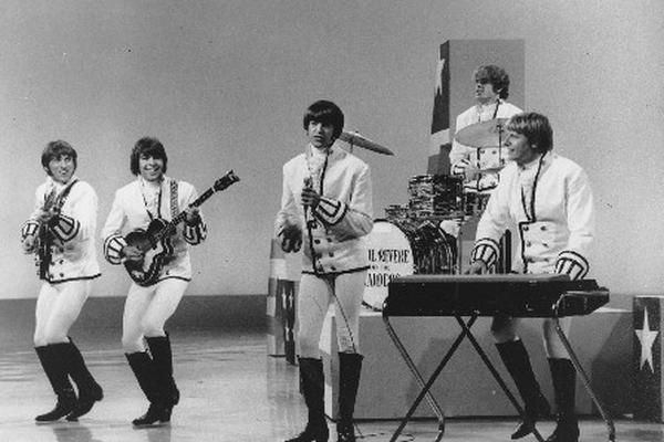 Foto de 1976 en el que se ve a Paul Revere and the raiders. (Foto Prensa Libre: AFP)