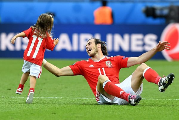 Gareth Bale disfruta jugar con su hija Alba Violet, luego del triunfo de la selección de Gales contra Irlanda (Foto Prensa Libre: AFP)