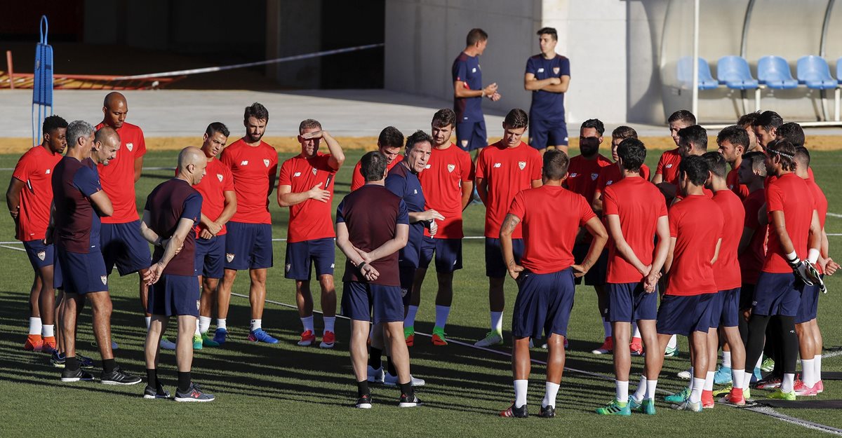 El técnico argentino del Sevilla, Eduardo Berizzo (c), dirigió este lunes su primer entrenamiento con sus jugadores. (Foto Prensa Libre: EFE)