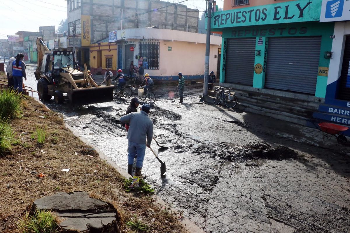 Trabajadores municipales limpian las calles de la zona 2 de Xela. (Foto Prensa Libre: Carlos Ventura)