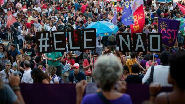 La manifestación #EleNão" contra Jair Bolsonaro, antes de la segunda vuelta, se convirtió en la mayor movilización de mujeres de la historia de Brasil. GETTY IMAGES