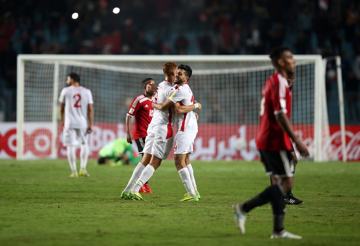 Los jugadores de Túnez celebran luego de clasificarse a la cita mundialista en Rusia. (Foto Prensa Libre: EFE)