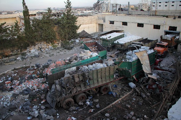 Varios camiones con ayuda humanitaria fueron destruidos por un bombardeo en Alepo,Siria. (Foto Prensa Libre: AFP)