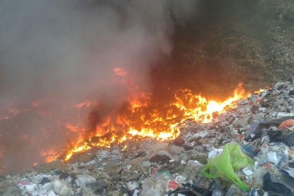 Un incencio se produjo la tarde de este viernes en el vertedero municipal de la zona 3 (Foto Prensa Libre: Esbin García)<br _mce_bogus="1"/>