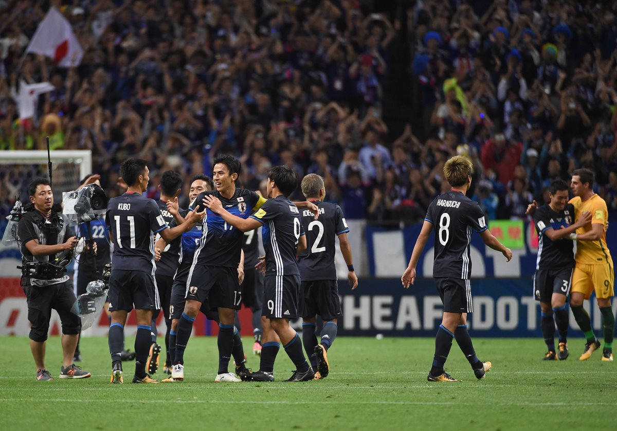 Los jugadores japoneses festejan luego de lograr la clasificación a Rusia 2018. (Foto Prensa Libre: AFP)