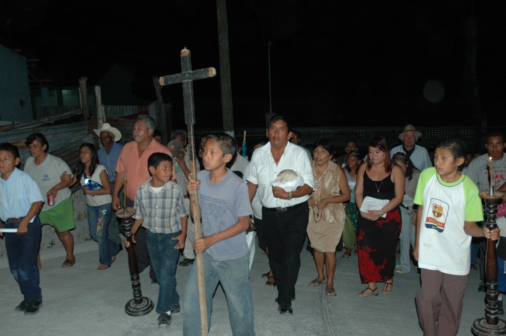 La procesión de las Tres Santas Calaveras es una tradición propia de San José Petén. (Foto Prensa Libre: Rigoberto Escobar)