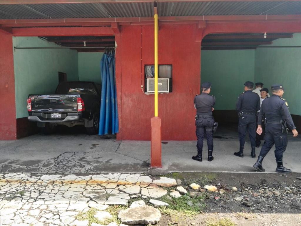 Concejal tercero de Nueva Concepción, Escuintla, fue hallado muerto en un autohotel en el km 83 hacia ese municipio. (Foto Prensa Libre: Enrique Paredes)