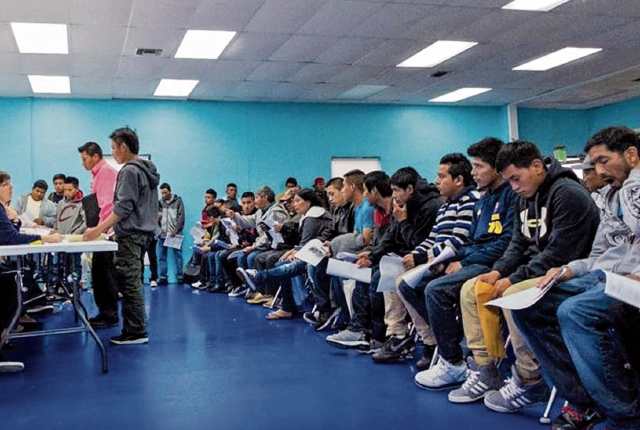 Guatemaltecos en el extranjero llegan al consulado móvil, en Miami, Florida, a solicitar su documento Personal de Identificación (DPI). (Foto Prensa Libre: Hemeroteca PL)