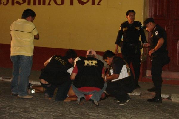 Autoridades revisan el cadáver de Edvin Otoniel Agustín Méndez, quien fue baleado en Chiquimula. (Foto Prensa Libre: Edwin Paxtor)<h3></h3>