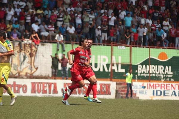El tico Roberto Porras celebra la anotación que significó el triunfo de los toros contra Marquense. (Foto Prensa Libre: Aroldo Marroquín)
