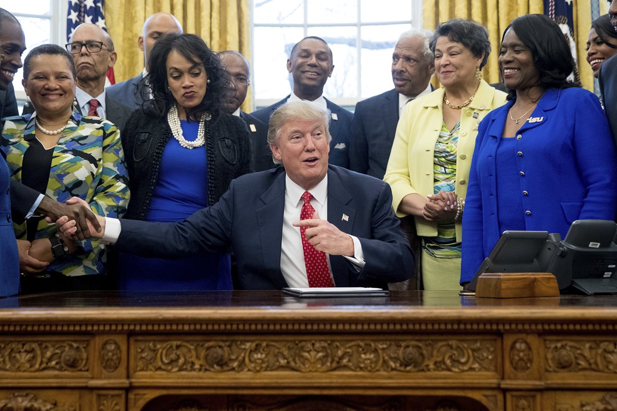 Donald Trump (centro) durante una actividad en el Salón Oval de la Casa Blanca. (Foto Prensa Libre: AP)
