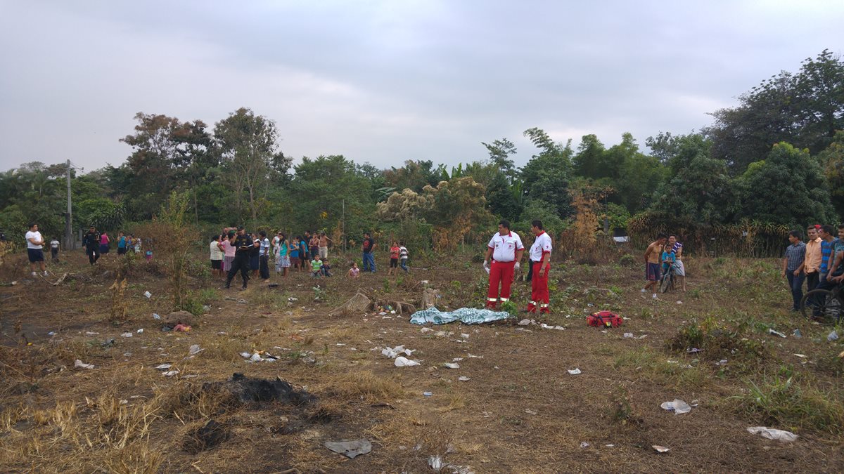 Socorristas de Cruz Roja frente al cuerpo sin vida de Fernando Abimael González. (Foto Prensa Libre: Rolando Miranda)