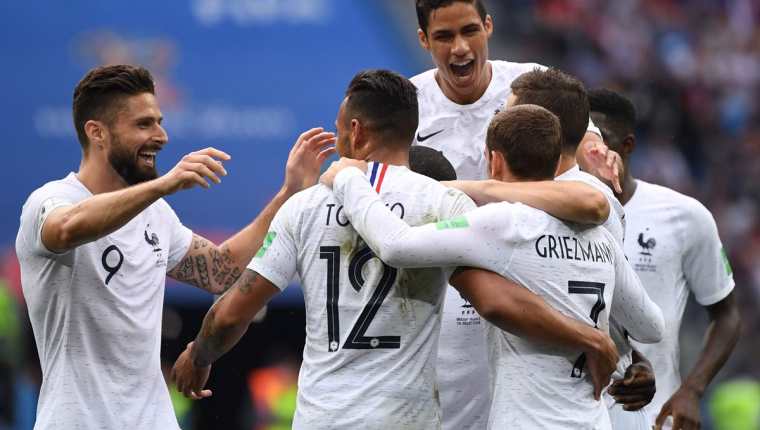 Los jugadores de Francia festejan después del gol de Antoine Griezmann. (Foto Prensa Libre: AFP)