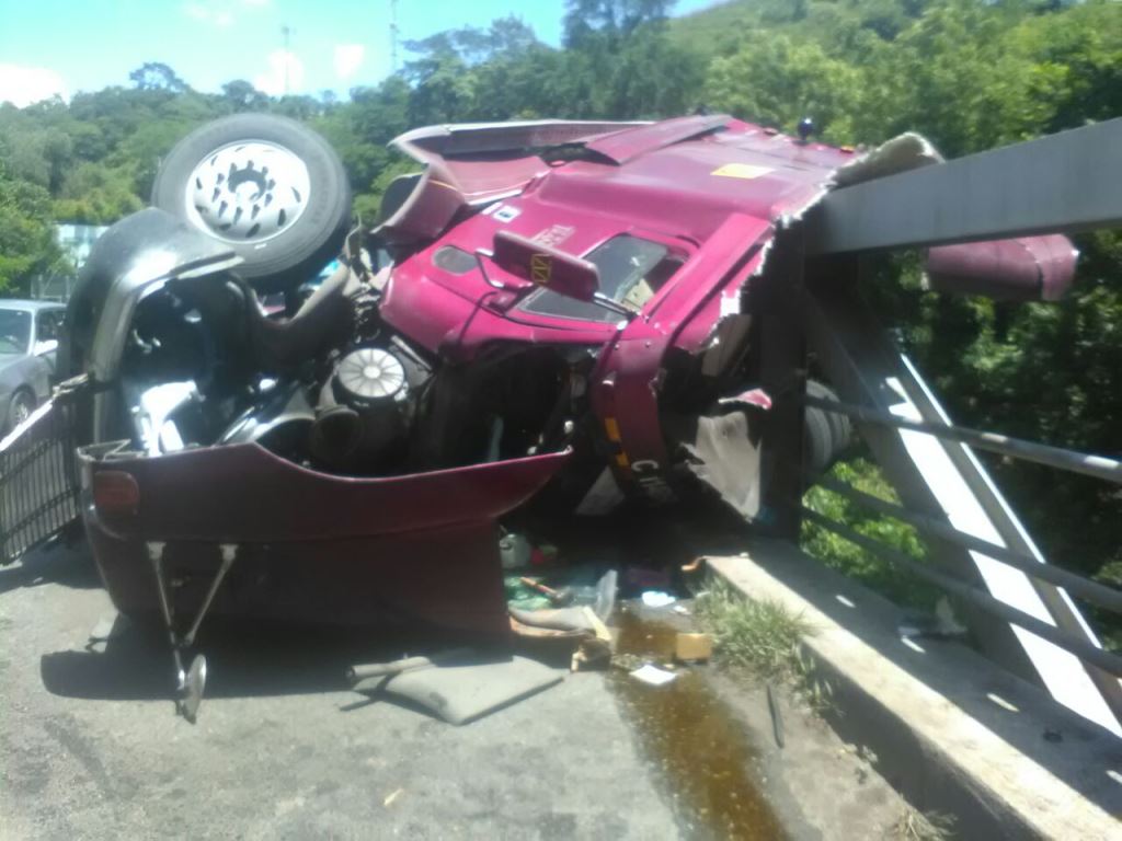 Automotor quedó destruido den impacto, en Gualán, Zacapa. (Foto Prensa Libre: Víctor Gómez).