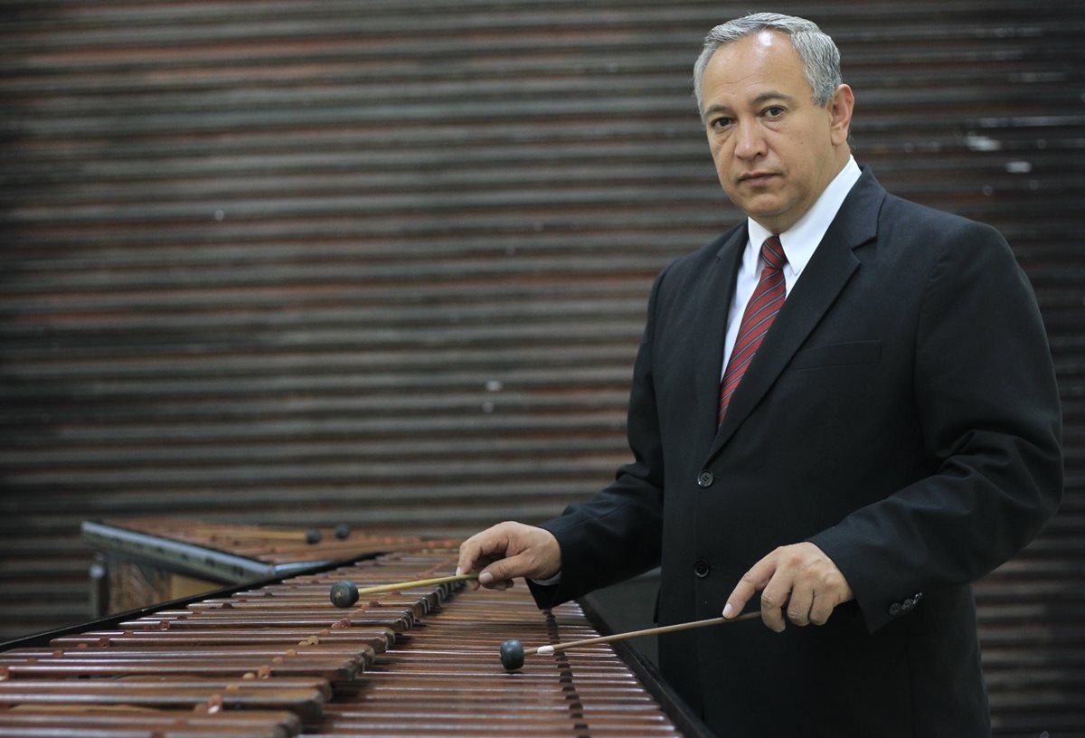 El maestro Mario Eduardo Fajardo es el actual director de la Marimba Orquesta Los Soberanos. Foto Prensa Libre: Esbin García.