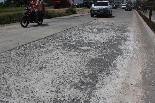 Una de las planchas de pavimento dañadas en la calzada Centenario, en Mazatenango.