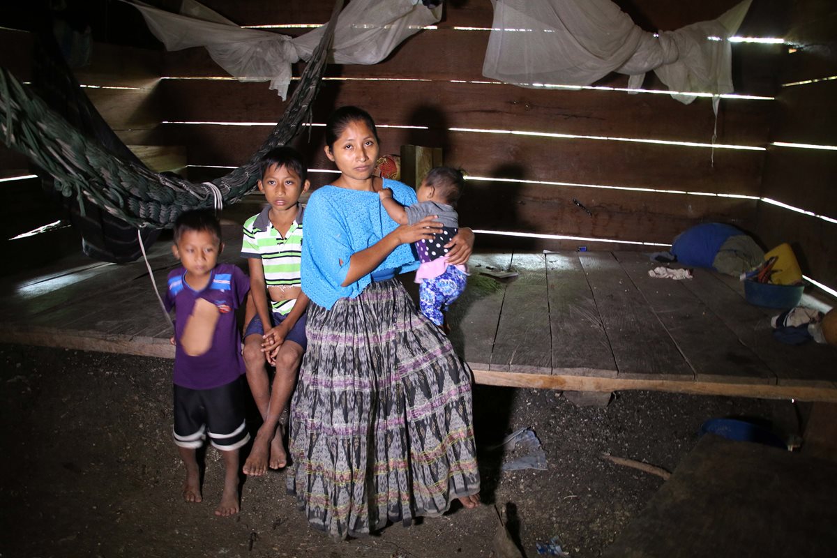 Claudia Maquín junto a sus hijos Angela Sucely, 6 meses, Audel Jonathan, 9, y Elvis Aquiles, 5, ten su humilde vivienda, en San Antonio Secortez, la remota aldea de Raxruhá, Alta Verapaz.  (Foto Prensa Libre: Eduardo Sam Chun)