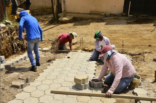 Trabajadores de la Municipalidad de Mixco colocan adoquines en San José Buena Vista, en la zona urbana del municipio. (Foto Prensa Libre: Municipalidad de Mixco)