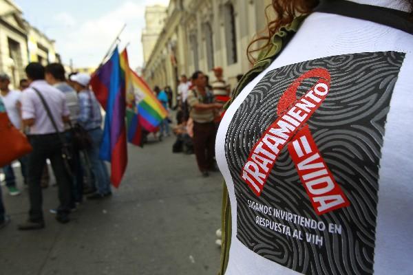 Integrantes de grupos que trabajan con pacientes con VIH bloquean la 9a. avenida, frente al Congreso, como medida de presión antes de aprobarse el convenio y la millonaria donación del Fondo Mundial.