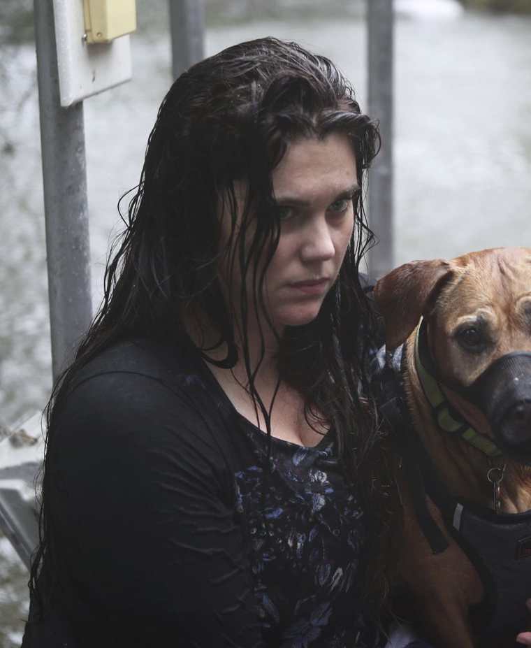 Celeste Johnston y su perro son evacuados de su casa de Dickinson, Texas.(AP).
