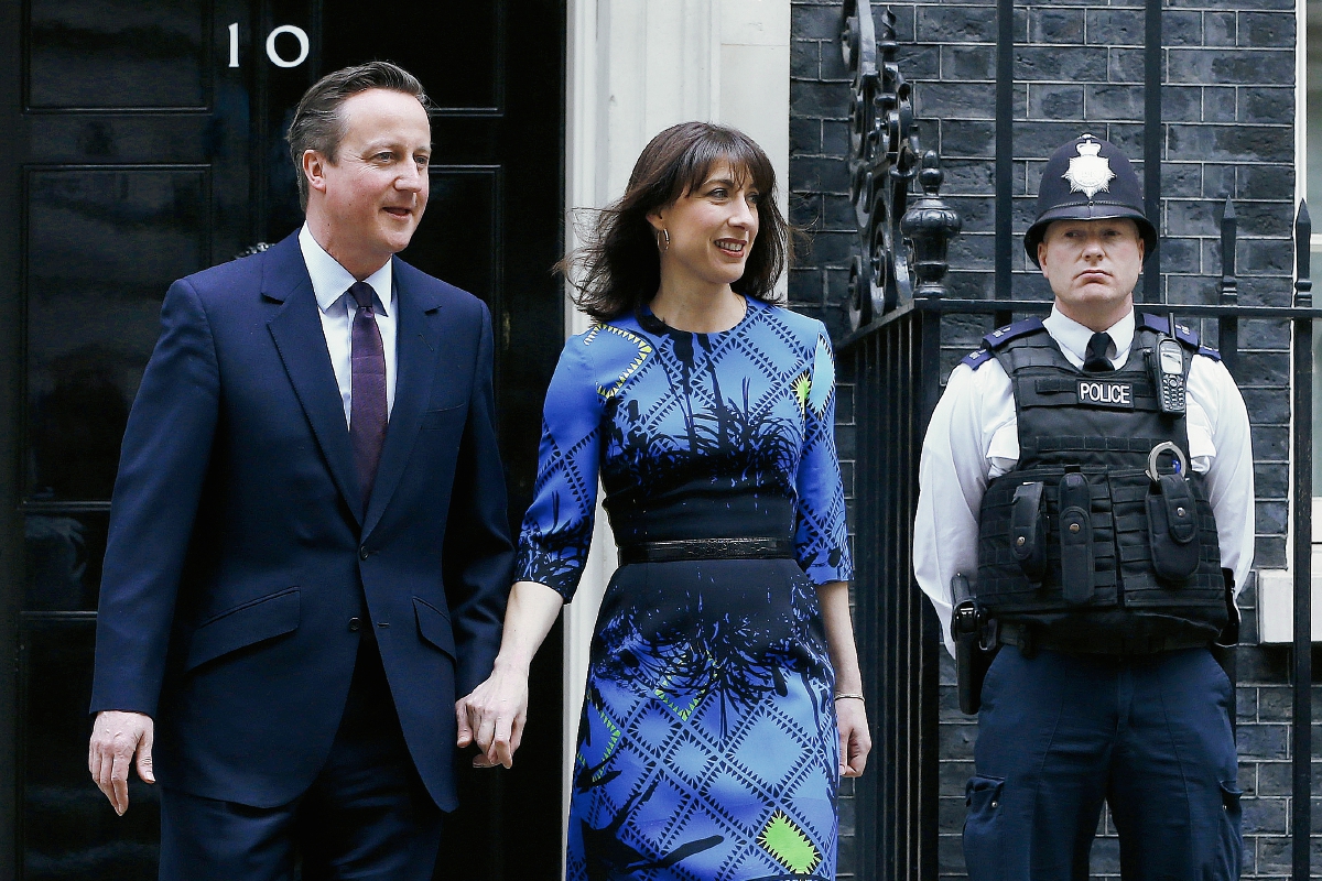 El primer ministro británico, David Cameron, ha llegado al Palacio de Buckingham para ser recibido por la reina Isabel II. (Foto Prensa Libre:AP )