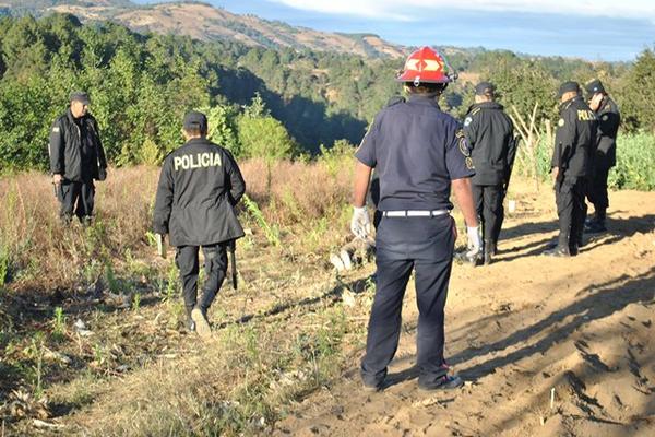 Socorristas y la Policía acuden a la escena donde los pobladores vapulearon a uno de los delincuentes en Patzún, Chimaltenango. (Foto Prensa Libre: José Rosales)