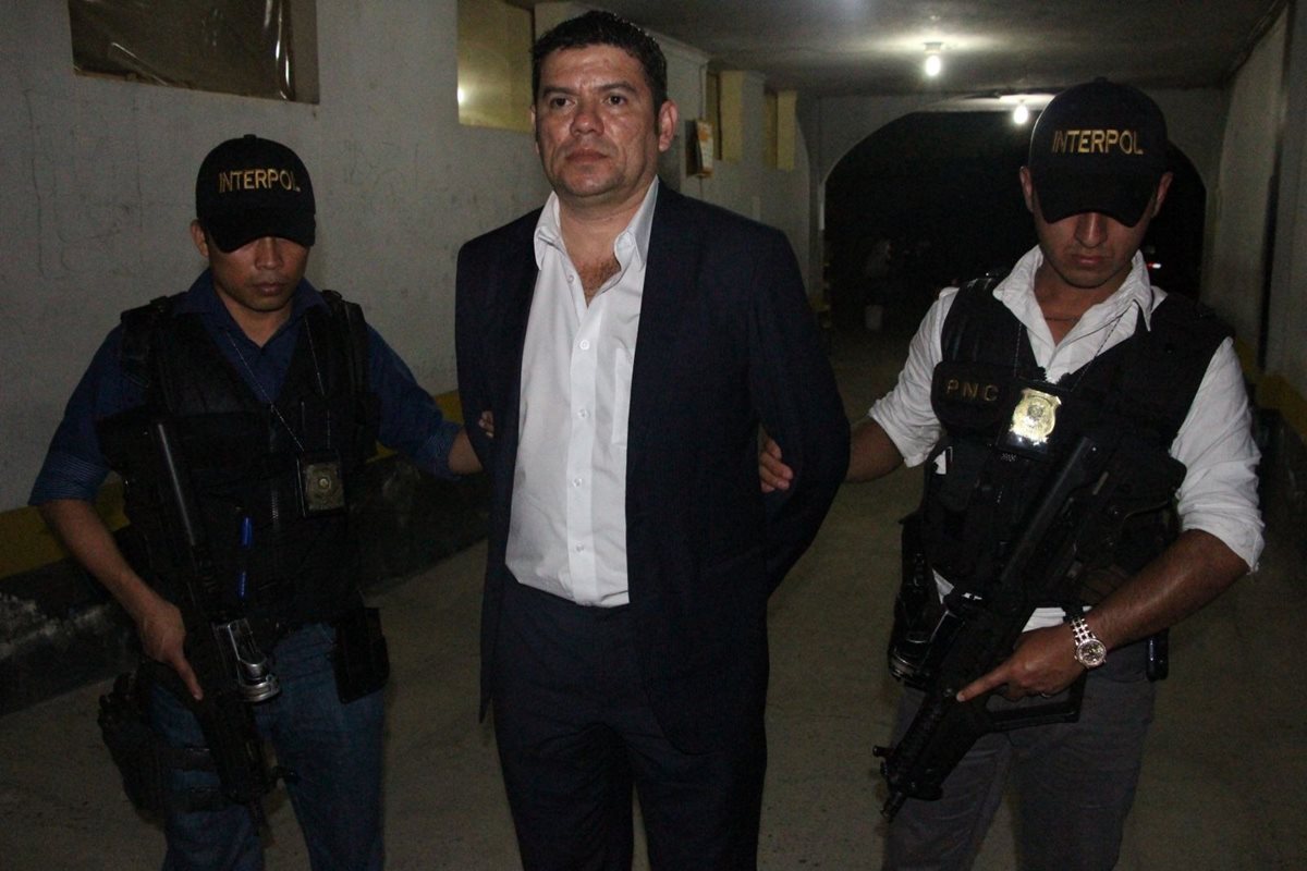 El detenido Juan Carlos Ramírez Acevedo es originario de Zacapa, fue trasladado a la Torre de Tribunales en la capital. (Foto Prensa Libre: PNC)