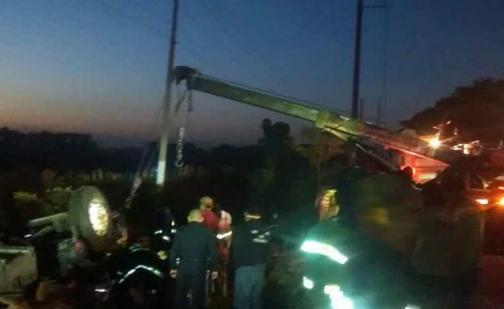 Accidente de camión causa un muerto y heridos Accidente de camión causa un muerto y heridos
