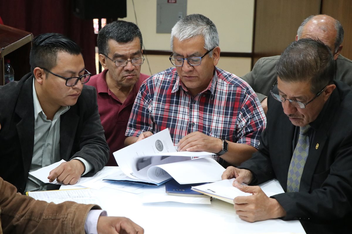 Integrantes del Codede revisan los expedientes que recibieron para la conformación de ternas al cargo de gobernador. (Foto Prensa Libe. Whitmer Barrera)