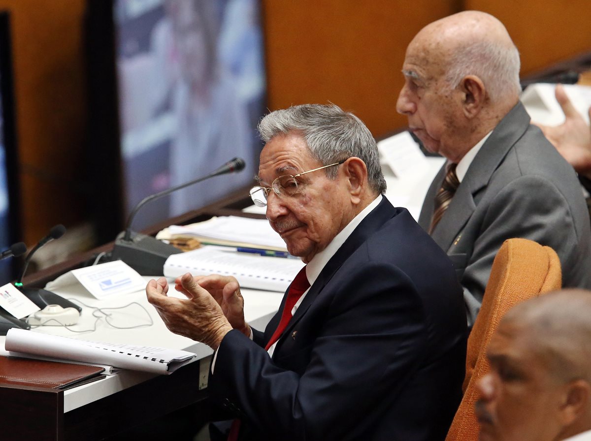 El presidente de Cuba, Raúl Castro, asiste junto al segundo secretario del Partido Comunista de Cuba, José Ramón Machado, a la sesión del parlamento, que será la encargada de elegir al próximo presidente de la isla. (Foto Prensa Libre: EFE)
