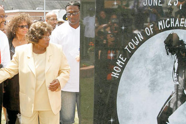 Katherine Jackson   asiste a la inauguración de un monumento a su hijo,  Michael Jackson. (Foto Prensa Libre: AP)