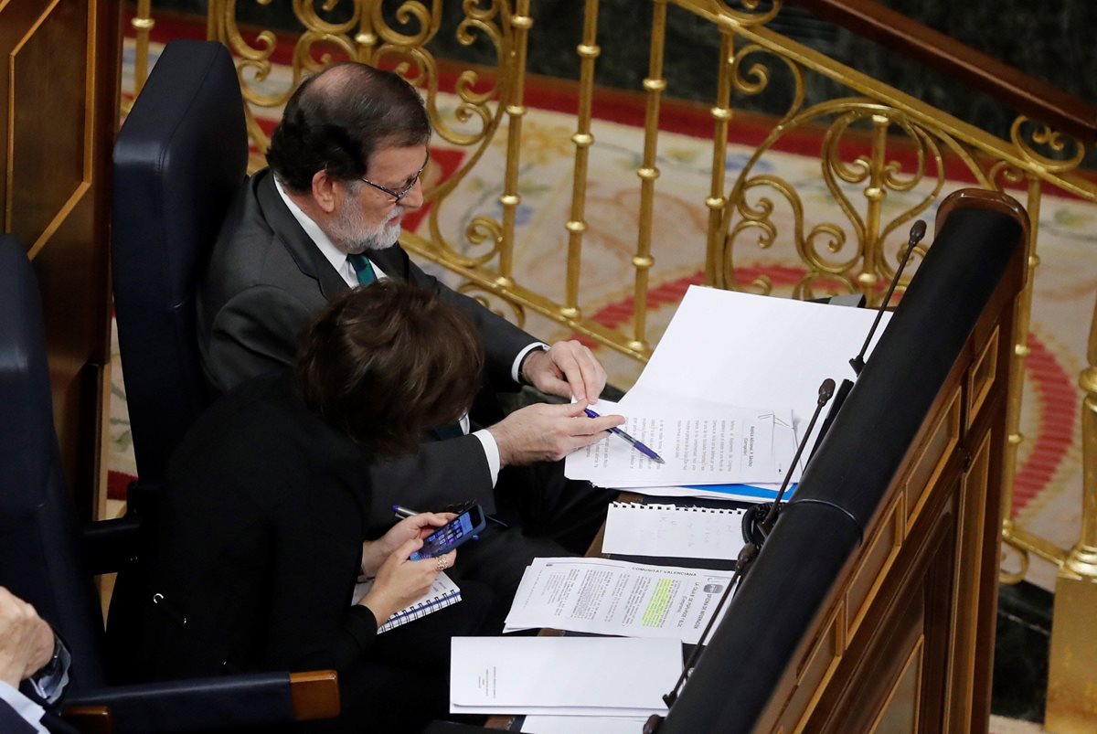 Mariano Rajoy expone durante la intervención del secretario general del PSOE, Pedro Sánchez durante el comienzo de la moción de censura. (Foto Prensa Libre:EFE).