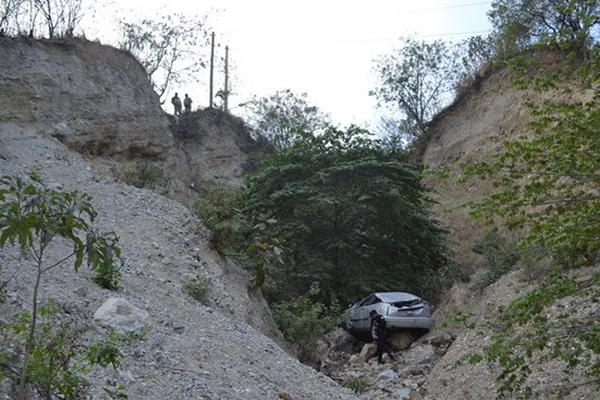 Automóvil cayó en un barranco, en el km 66 de la ruta al Atlántico. (Foto Prensa Libre: Hugo Oliva)<br _mce_bogus="1"/>