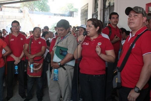 Sindicalistas de Salud reunidos en el Área de Salud de  Escuintla, donde informaron sobre motivos del paro. (Foto Prensa Libre: Melvin Sandoval)