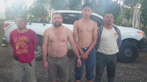 Policía Nacional Civil captura a Rony Ortiz López, el "R" -segundo de izquierda a derecha- y otros tres sujetos en San Lorenzo, San Marcos. (Foto Prensa Libre: PNC)