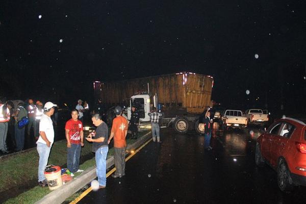 Carretera quedó bloqueada debido a los accidentes causados por la lluvia (Foto Prensa Libre: E. Paredes)<br _mce_bogus="1"/>