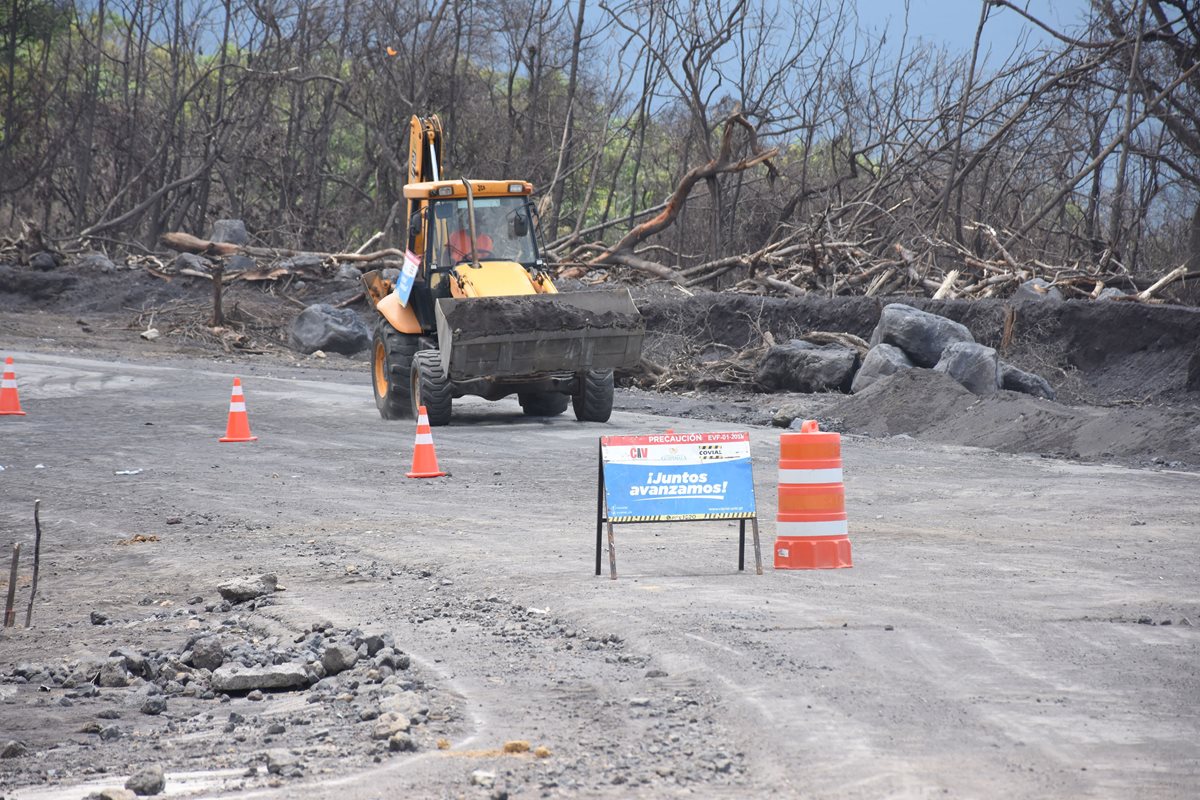 Las lluvias han ocasionado que lahares bajen por las barranca Las Lajas y por la zona cero, lo que atrasa los trabajos de limpieza que realiza Covial en la RN 14. (Foto Prensa Libre: Enrique Paredes)