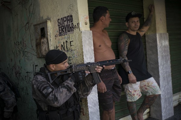 Un policía participa en un operativo en un barrrio en Río de Janeiro, Brasil. (Foto Prensa Libre: AP)