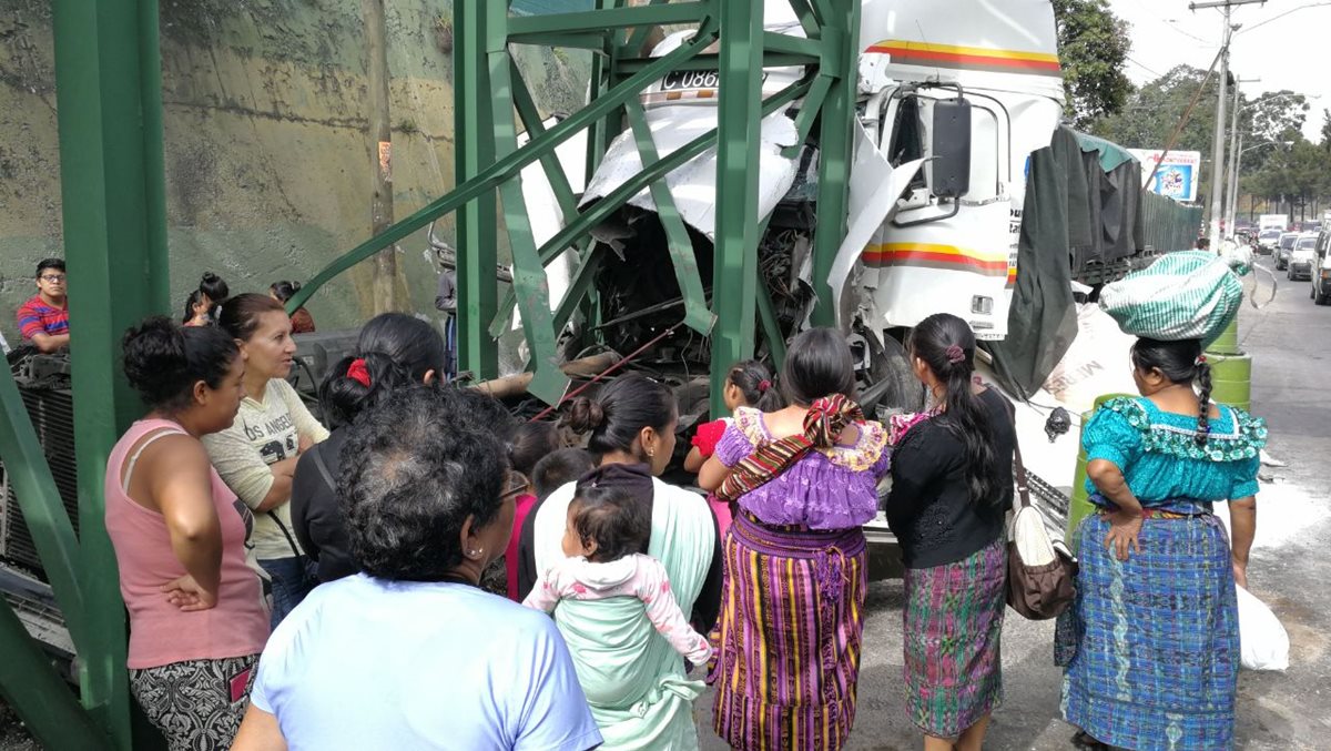 Un camión que transportaba azúcar chocó con una pasarela y quedó destruido. (Foto Prensa Libre: Erick Ávila)