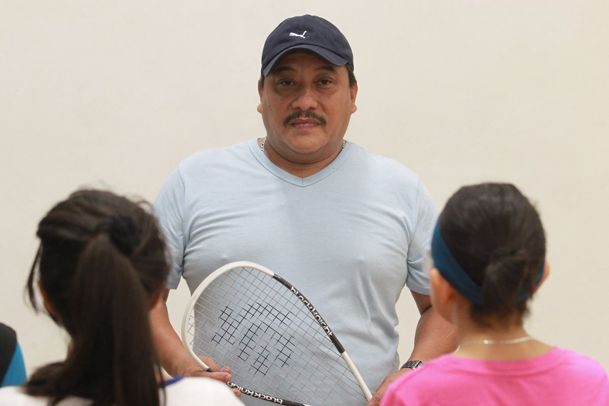 Fridolino Bonilla se dedica a entrenar a jóvenes en Squash. En la tragedia quedó lesionado pero se recuperó. (Foto Prensa Libre: Estuardo Parede)