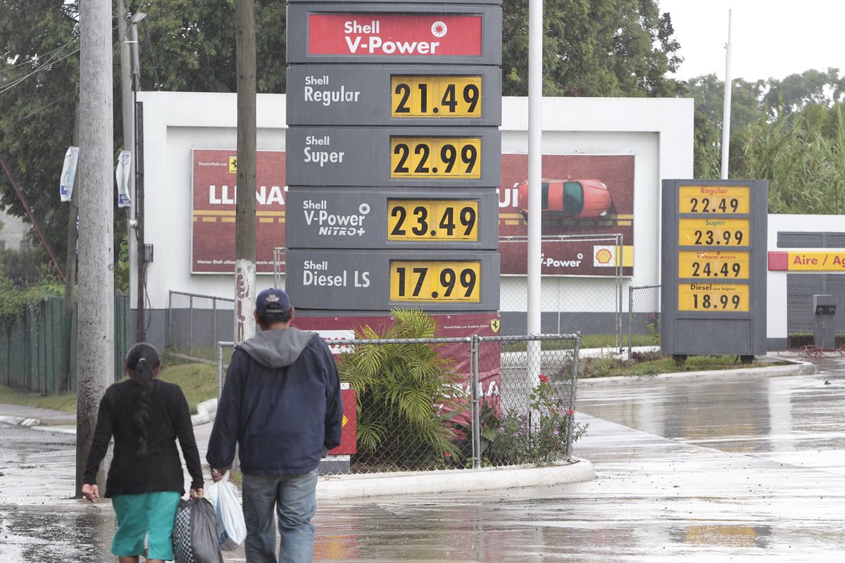Combustibles varían de precio. Gasolinas bajaron 50 centavos y el diésel aumentó la misma cantidad. (Foto Prensa Libre: Érick Ávila).