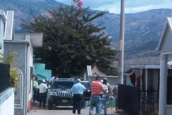 Familiares del empresario Romilio Sandoval esperan el cuerpo  en la morgue de Chiquimula.